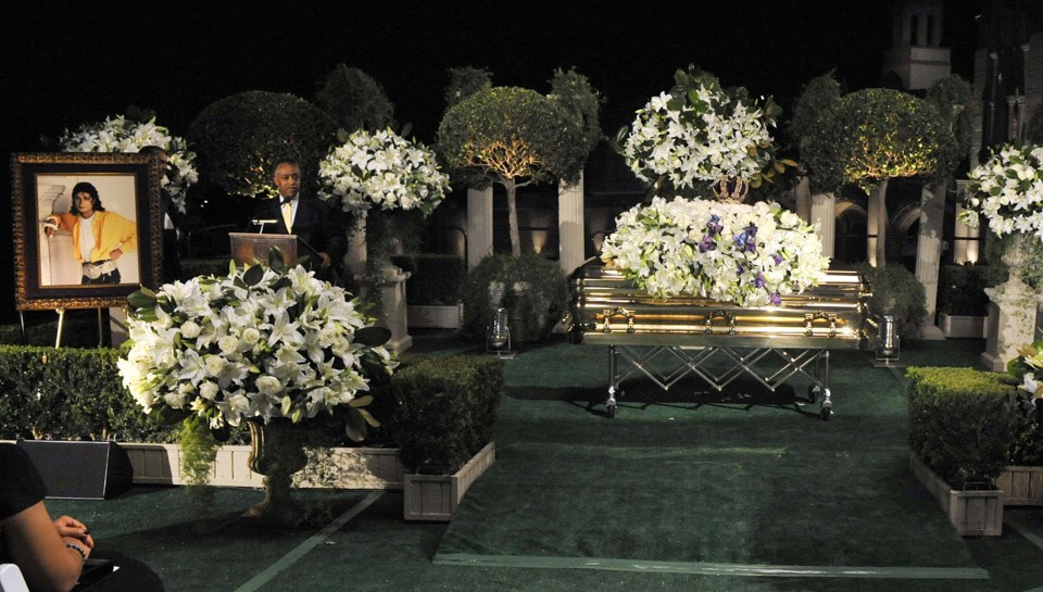 O reverendo Al Sharpton fala durante o funeral de Michael Jackson.