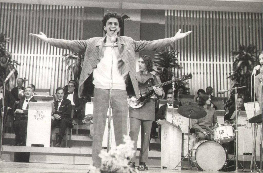 Caetano Veloso no III Festival da Música Popular, 1967.