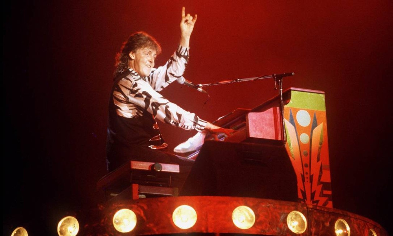 Em 1989, depois de 13 anos sem fazer turnês mundiais, Paul McCartney decidiu cair na estrada para mostrar o disco "Flowers in the dirt".