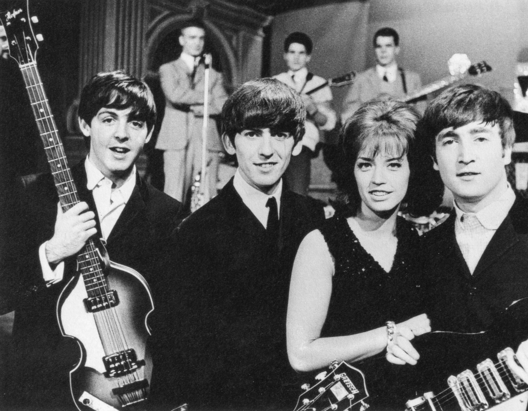 McCartney, Harrison, cantora pop sueca Liil-Babs e Lennon no set do programa sueco Drop-In, 30 de outubro de 1963