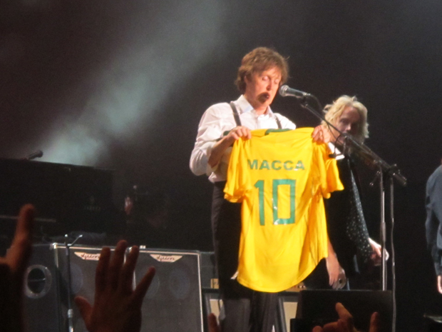 Ao final do show, Paul ganhou uma camisa da seleção brasileira de futebol, com 'Macca' inscrito nas costas