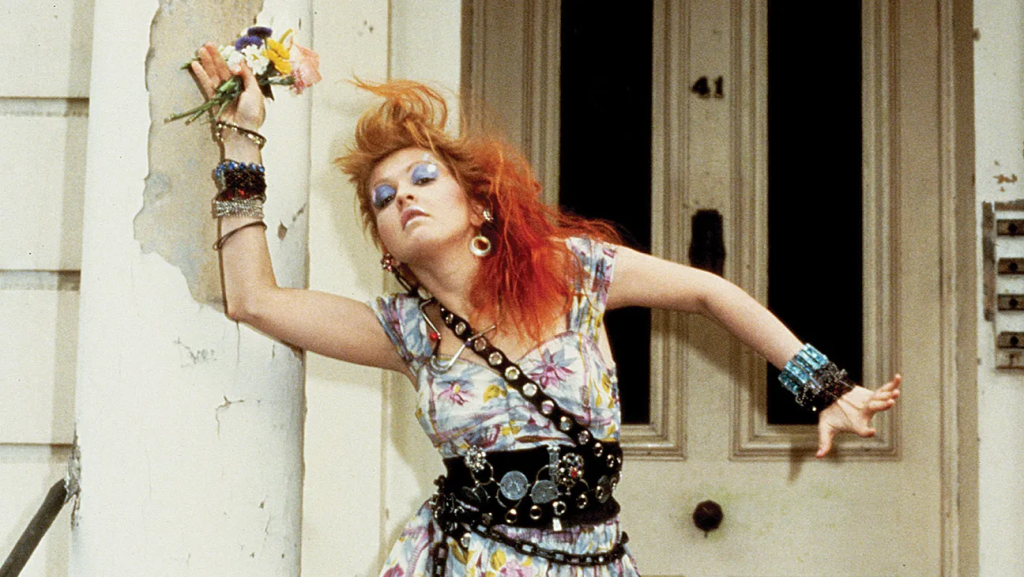 Cindy Lauper em seu primeiro single Girls Just "Want to Have Fun"