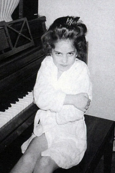 Lady gaga em sua infância no piano