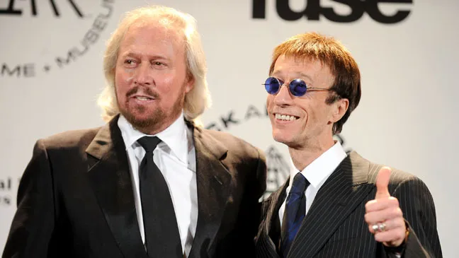 Robin Gibb na direita, ao lado de seu irmão mais velho Barry Gibb