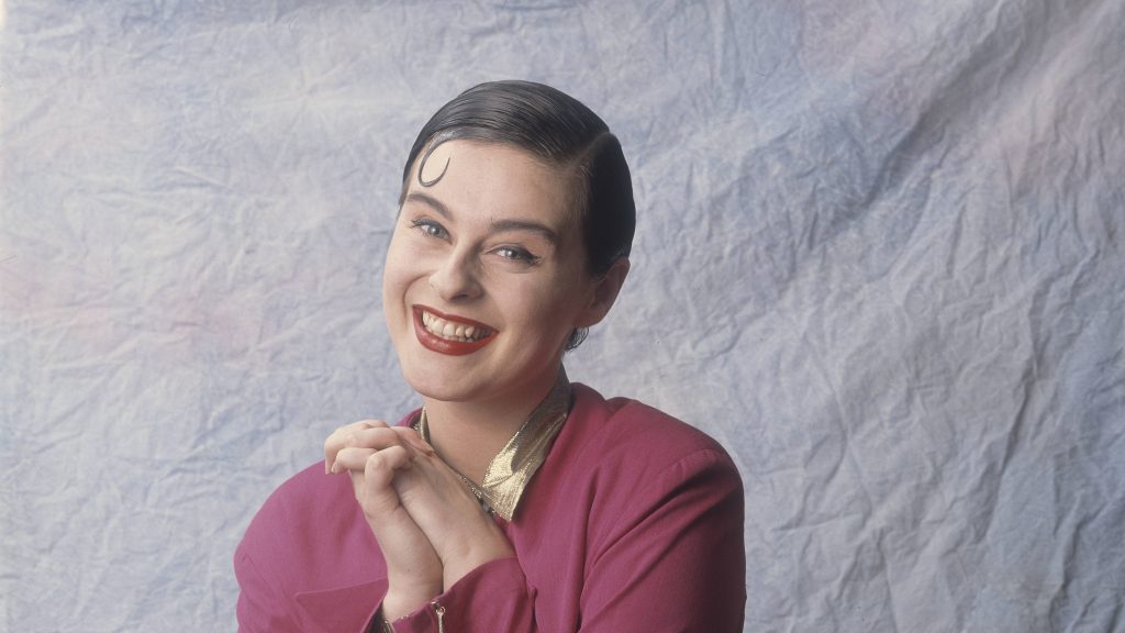 Uma curiosidade interessante sobre Lisa Stansfield é que, apesar de ser britânica, muitas pessoas acreditavam que ela era norte-americana por causa de seu estilo vocal fortemente influenciado pelo soul e R&B. Isso aconteceu principalmente após o sucesso global de "All Around the World", em que sua voz lembrava grandes artistas do soul norte-americano.