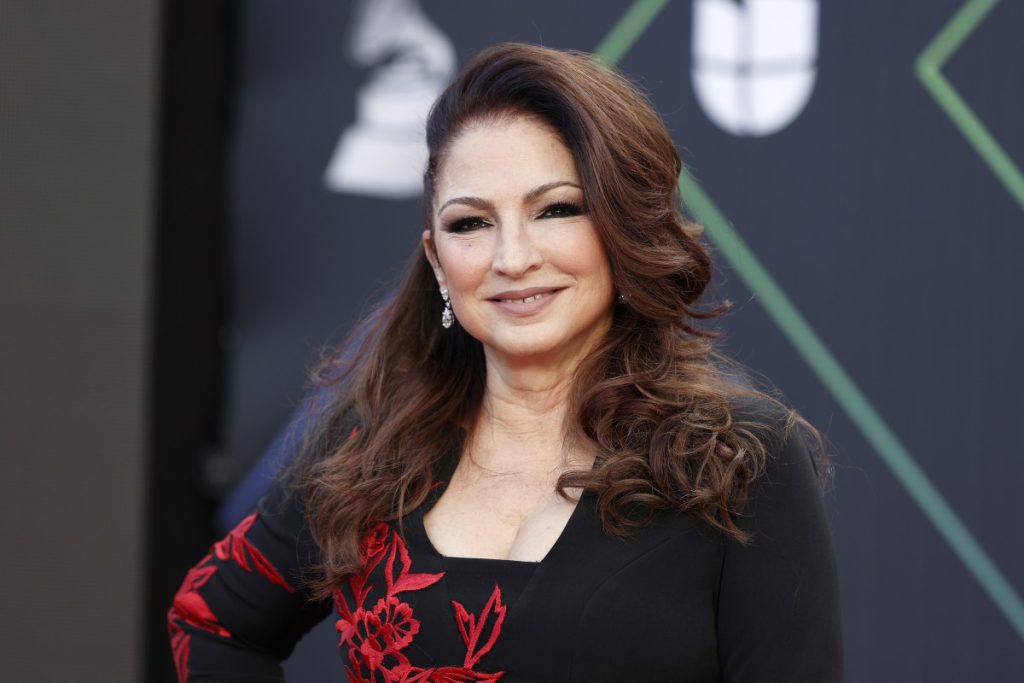 Além de sua carreira musical, ela e seu marido, Emilio Estefan, são proprietários da produtora Estefan Enterprises. Esta empresa não só gerencia a carreira de Gloria, mas também é responsável por vários empreendimentos no setor de entretenimento e hospitalidade. Eles também têm um restaurante famoso em Miami, chamado Lario’s on the Beach, que celebra a cultura cubana e a culinária latino-americana.