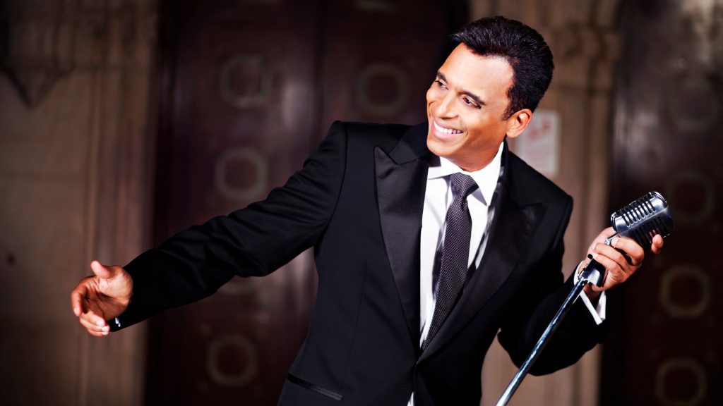 Uma curiosidade interessante sobre Jon Secada é que, antes de sua carreira solo decolar, ele foi o vocalista de apoio em muitos sucessos de Gloria Estefan. Ele co-escreveu e fez backing vocals em vários hits do Miami Sound Machine, ajudando a moldar o som de Estefan e contribuindo para o sucesso da artista.