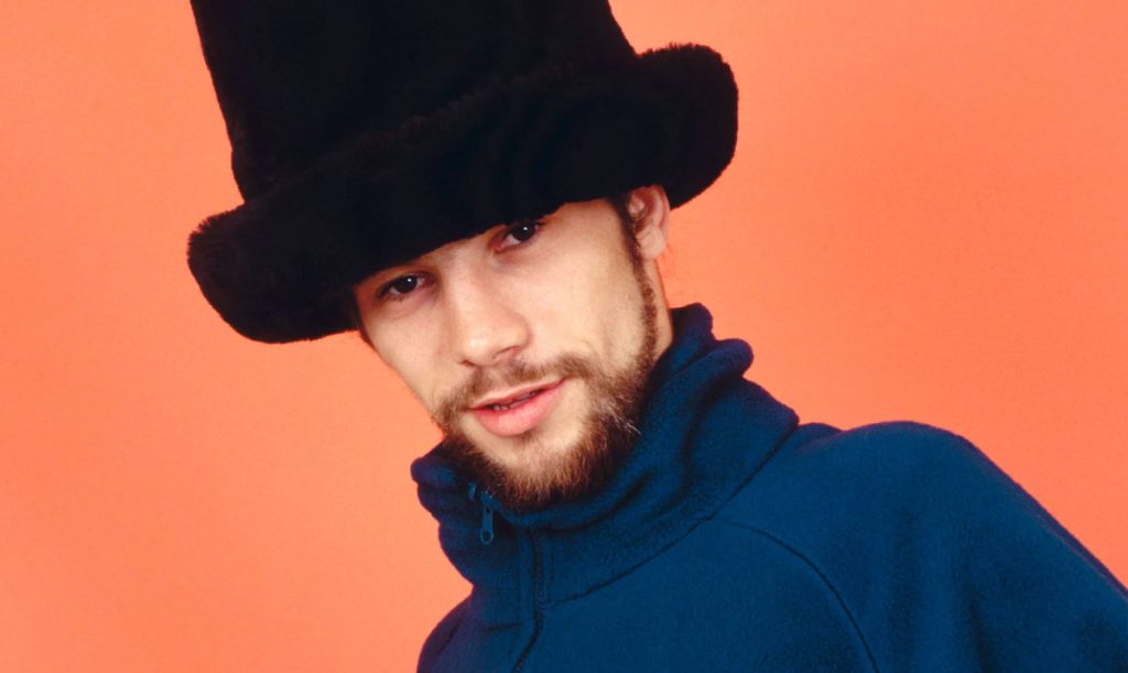 Uma curiosidade sobre Jamiroquai é que o vocalista Jay Kay é conhecido por sua vasta coleção de chapéus excêntricos. Ele possui mais de 60 chapéus diferentes, muitos dos quais se tornaram icônicos e inseparáveis de sua imagem pública.