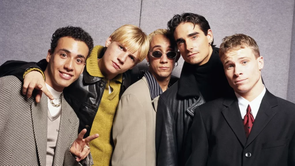 Uma curiosidade interessante sobre os Backstreet Boys é que eles foram uma das primeiras boy bands a ter um documentário em estilo de reality show. O documentário Backstreet Boys: Show 'Em What You're Made Of foi lançado em 2015 e ofereceu aos fãs uma visão íntima do grupo, mostrando os bastidores de suas turnês e a dinâmica interna da banda.