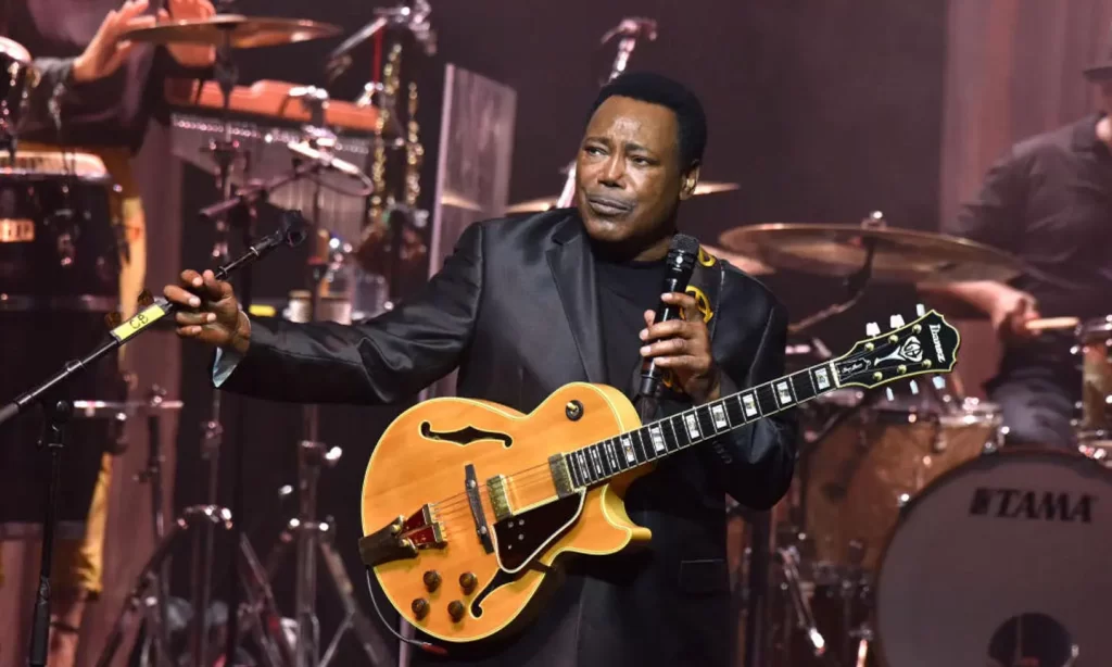 Uma curiosidade interessante sobre George Benson é que, além de ser um aclamado guitarrista, ele também é um vocalista talentoso. Seu álbum Breezin', famoso por sua faixa-título instrumental, também inclui algumas canções em que ele canta, mostrando sua versatilidade. Benson frequentemente combina suas habilidades vocais e instrumentais em suas performances ao vivo, o que é um aspecto distintivo de seu estilo musical.