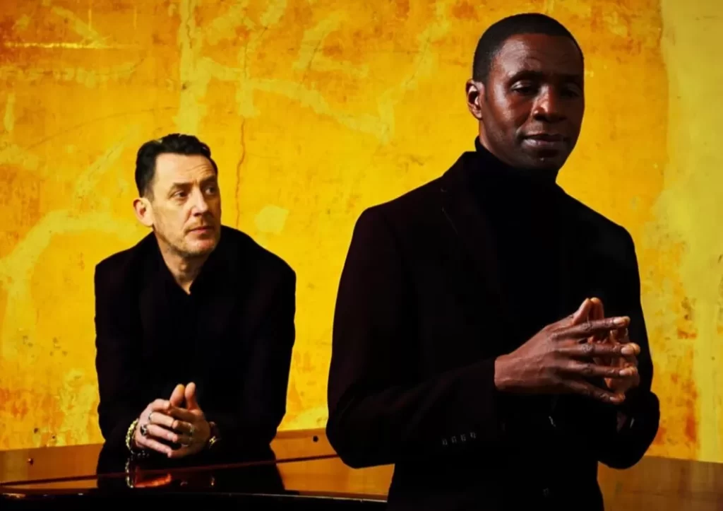 Uma curiosidade interessante sobre o Lighthouse Family é que, apesar de seu sucesso global, a dupla nunca conseguiu um single número 1 nas paradas britânicas. Mesmo com o enorme sucesso de músicas como "Lifted" e "High", elas chegaram apenas ao Top 10 no Reino Unido. No entanto, isso não impediu que essas canções se tornassem hits internacionais e marcassem a carreira da banda.