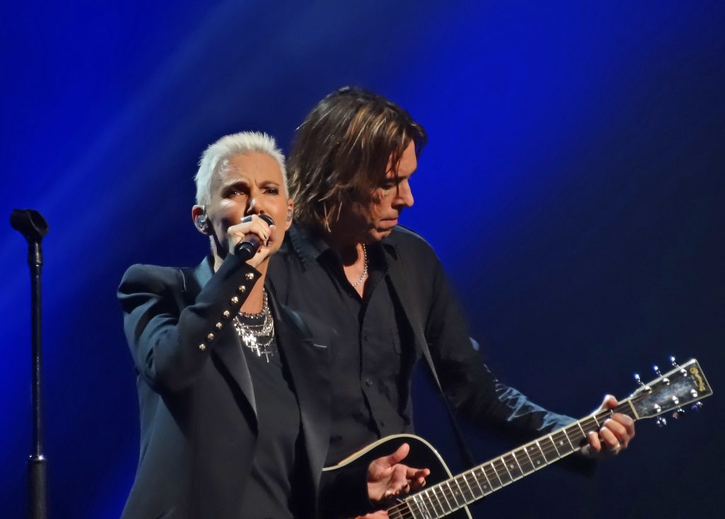 Uma curiosidade sobre Roxette é que a dupla se apresentou em mais de 80 países e vendeu mais de 75 milhões de álbuns ao longo de sua carreira.