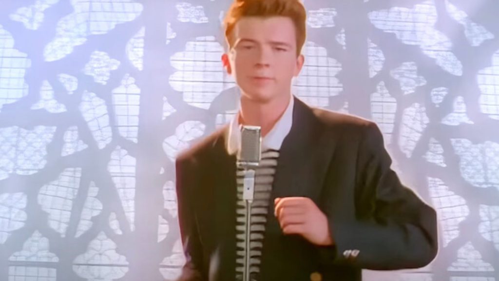 Uma curiosidade sobre Rick Astley é que ele é um talentoso multi-instrumentista. Em seu álbum 50 (2016), Rick tocou todos os instrumentos sozinho.