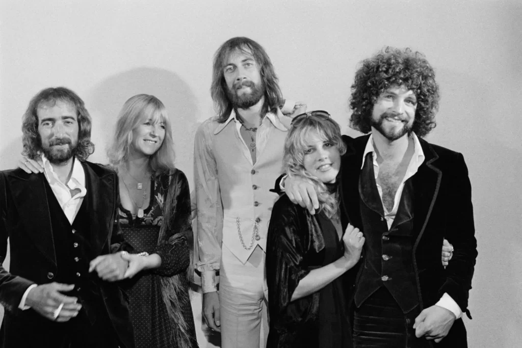 Uma curiosidade interessante sobre Fleetwood Mac é que a banda é conhecida por ter uma das maiores e mais icônicas mudanças de formação na história do rock. Originalmente um grupo de blues liderado por Peter Green, a adição de Lindsey Buckingham e Stevie Nicks em 1975 não só mudou drasticamente seu som, mas também ajudou a redefinir o rock da década de 1970. Essa mudança não foi apenas uma atualização de membros, mas uma reinvenção total da banda, que culminou no sucesso estrondoso do álbum Rumours, um dos mais vendidos de todos os tempos.