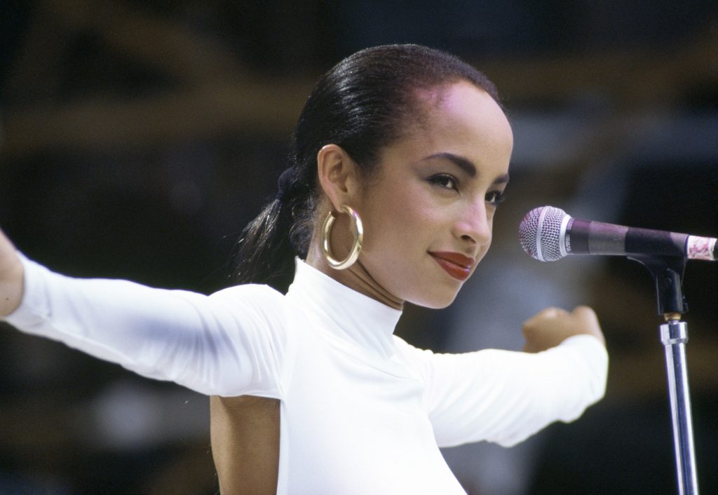 Uma curiosidade sobre Sade é que, além de cantora, ela também é uma talentosa designer de moda, tendo estudado na St. Martin's School of Art em Londres.