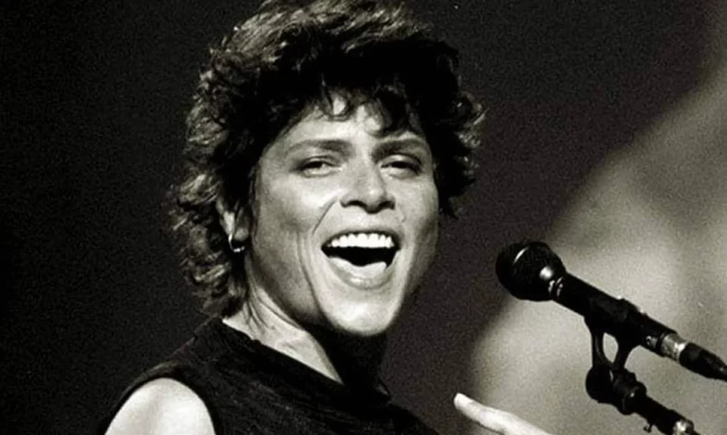 Uma curiosidade sobre Cássia Eller é que, apesar de sua imagem de cantora de rock, ela sempre teve uma grande paixão pelo samba. Em diversas entrevistas, Cássia revelou que, se não fosse pelo rock, ela teria seguido carreira no samba, um gênero que sempre a encantou por sua riqueza cultural e emocional.