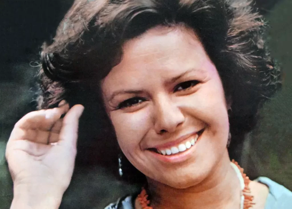 Elis Regina recebeu o apelido de “Pimentinha” do compositor Vinícius de Moraes, devido ao seu jeito temperamental e enérgico, que a tornava ainda mais encantadora no palco.