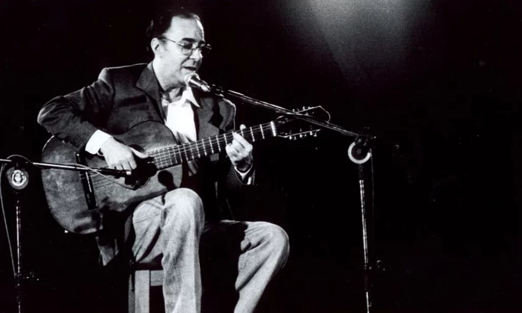 João Gilberto, em um de seus shows memoráveis, realizou uma apresentação ao vivo na famosa casa de shows "Django", no Rio de Janeiro, onde encantou o público com seu estilo único.