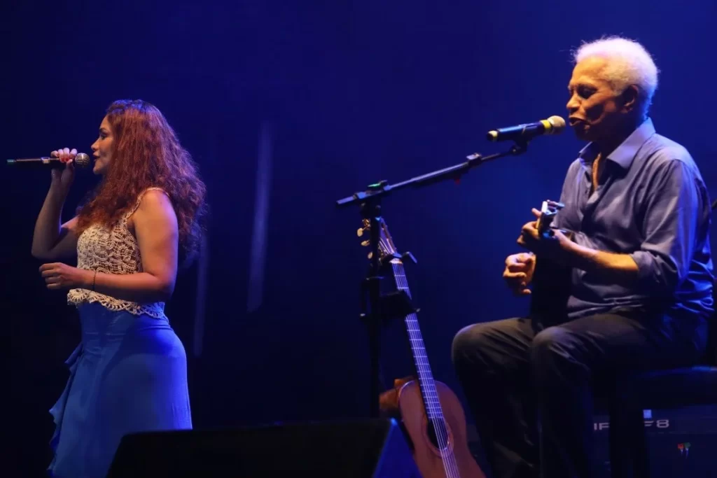 Curiosidade: Paulinho da Viola foi o primeiro artista a se apresentar na sala do Teatro Municipal do Rio de Janeiro após a reforma do espaço em 2001, celebrando a cultura do samba.